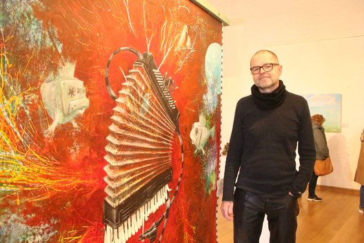 Der Paderborner Künstler Gennadi Isaak mit dem Acryl-Gemälde über das „mysteriöse Verschwinden der Electra“.
