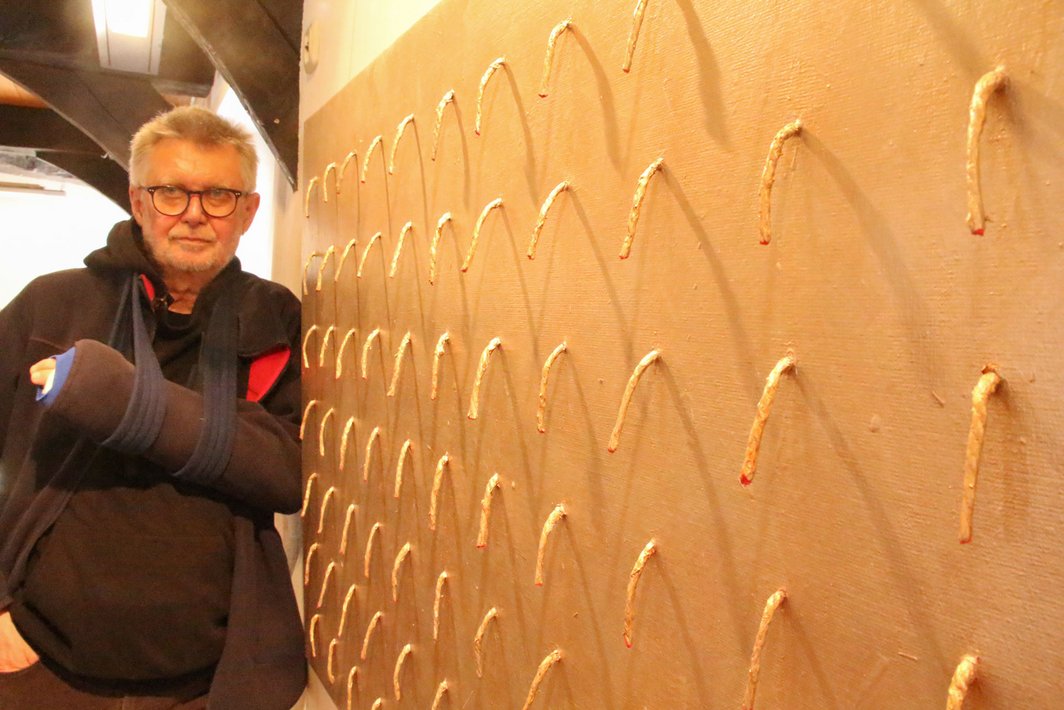 Künstler Marek Radke, der sich bei der Arbeit an einer Installation in den Niederlanden verletzt hat, zeigt im historischen Rathaus in Dringenberg sein bildnerisches Werk.